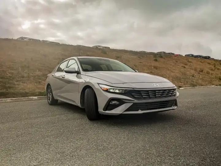 Hyundai Elantra 2025 photo 4