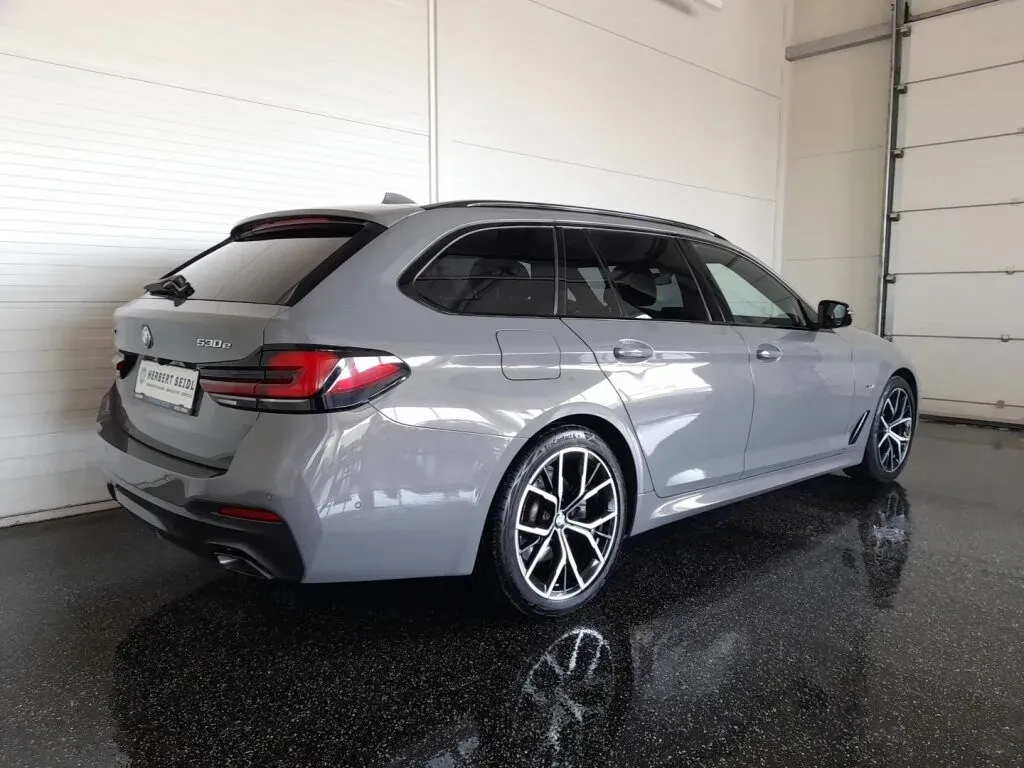 BMW 5 Series 2022 photo 2