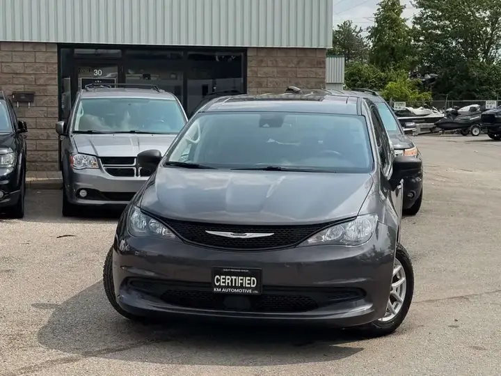Chrysler Grand Caravan 2023 photo 2