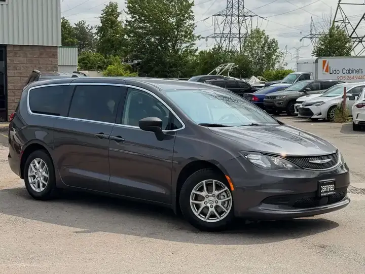 Chrysler Grand Caravan 2023 photo 3