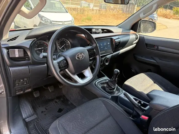 Toyota Hilux 2025 photo 2