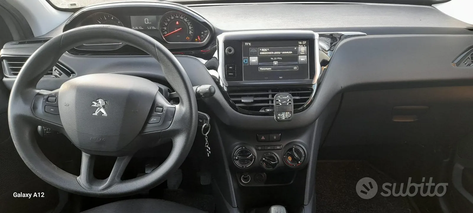 Peugeot 208 2015 photo 3