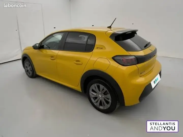 Peugeot 208 2023 photo 3