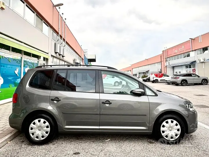 Volkswagen Touran 2012 photo 4