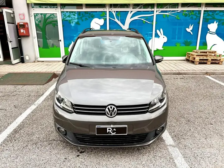Volkswagen Touran 2012 photo 2