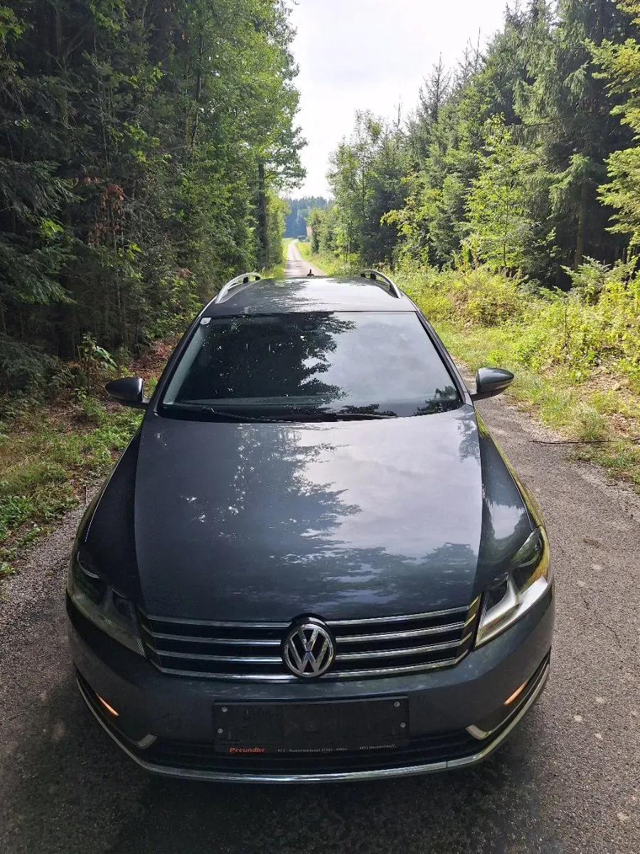 Volkswagen Passat 2012 photo 2