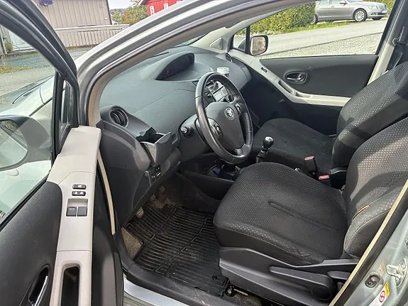 Toyota Yaris 2011 photo 4