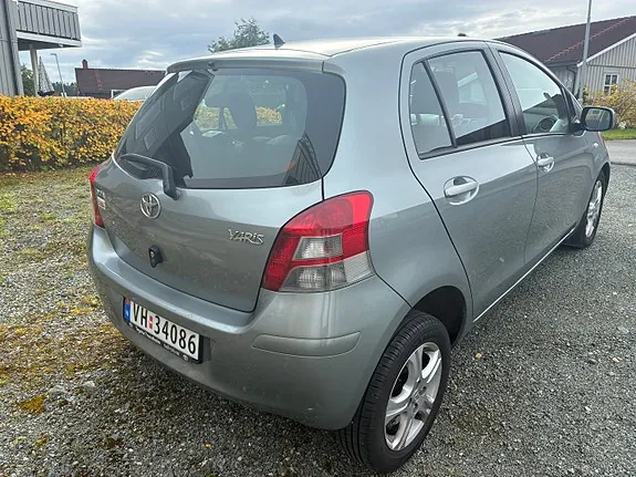 Toyota Yaris 2011 photo 2