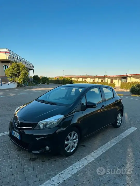 Toyota Yaris 2011 photo 2