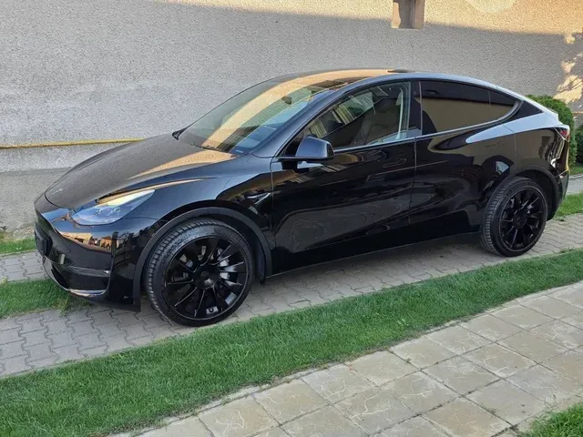 Tesla Model Y 2023 photo 2