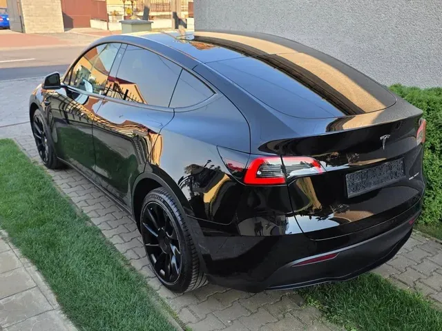 Tesla Model Y 2023 photo 4