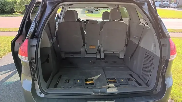 Toyota Sienna 2011 photo 4