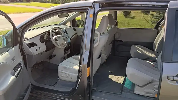 Toyota Sienna 2011 photo 2