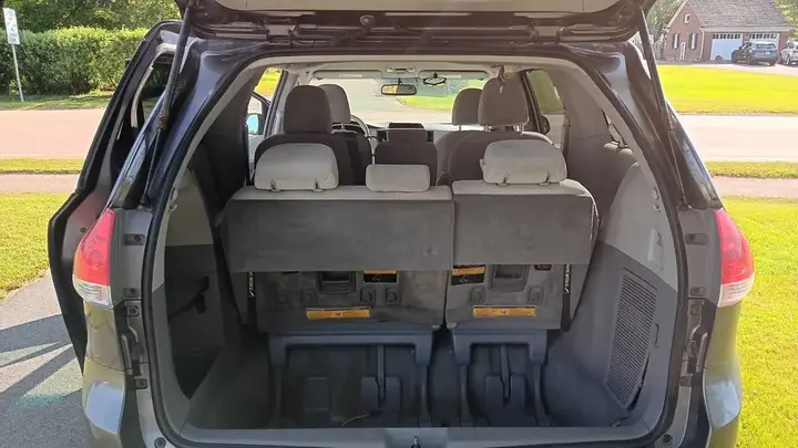 Toyota Sienna 2011 photo 3