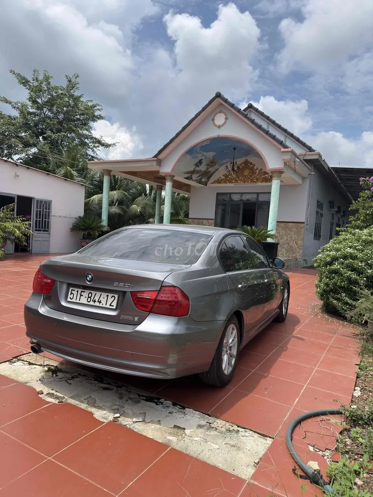 BMW 320I 2009 photo 2