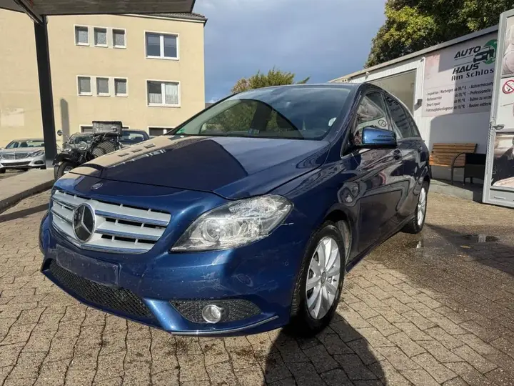Mercedes-Benz B 180