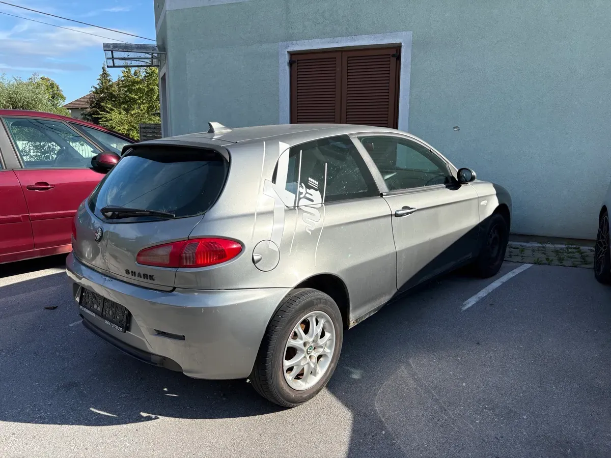 Alfa Romeo 147 2004 photo 2