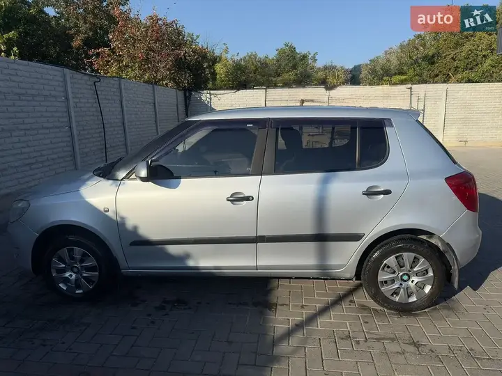 Skoda Fabia 2010 photo 3