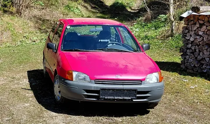 Toyota Starlet 1996 photo 2