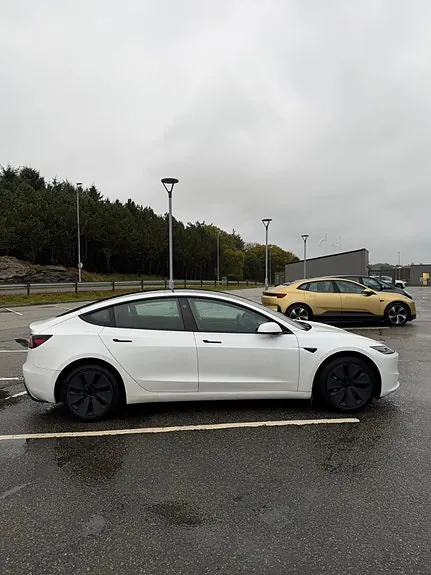Tesla Model 3 2024 photo 4