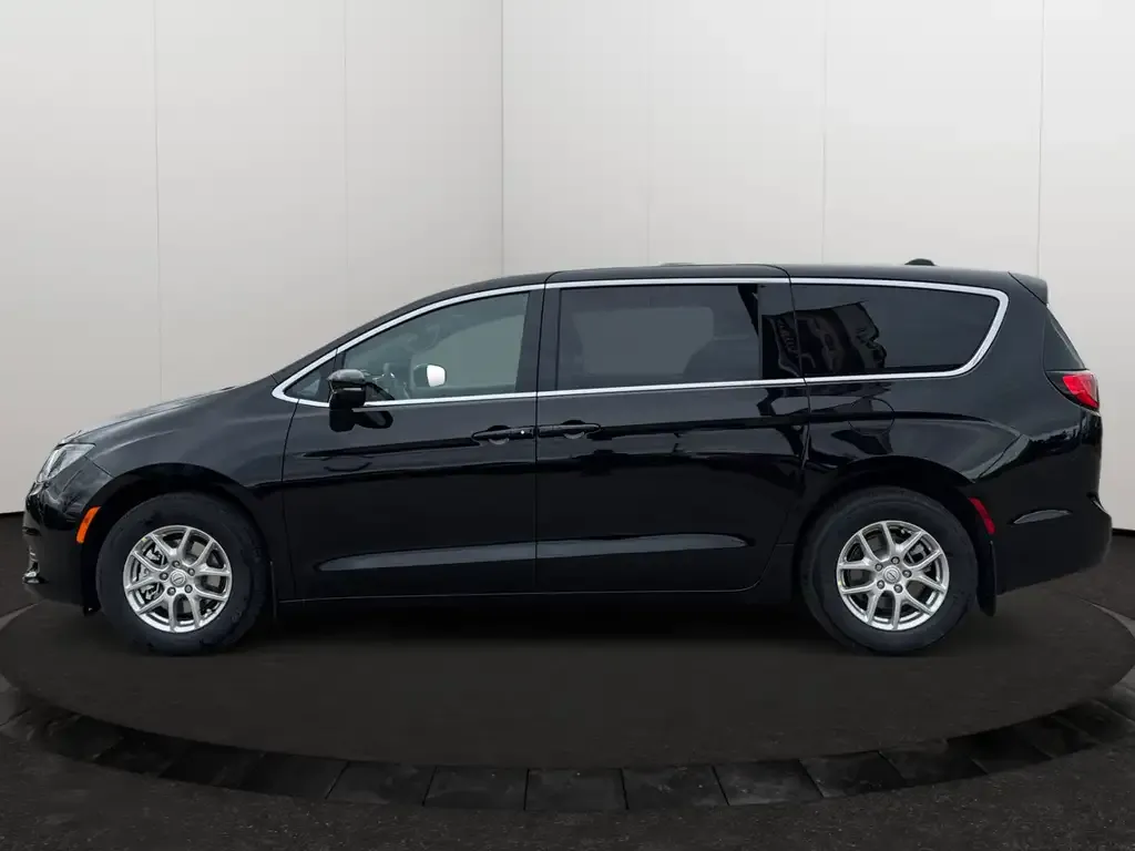 Chrysler Grand Caravan 2026 photo 2