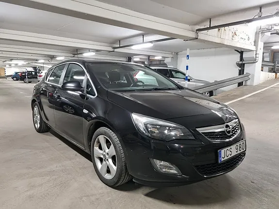 Opel Astra 2011 photo 2