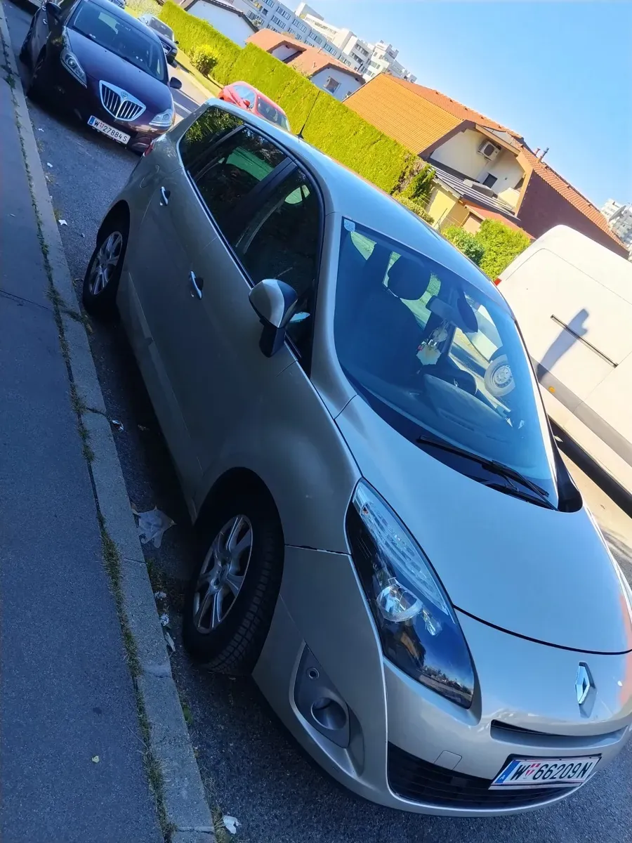 Renault Scenic 2012 photo 2