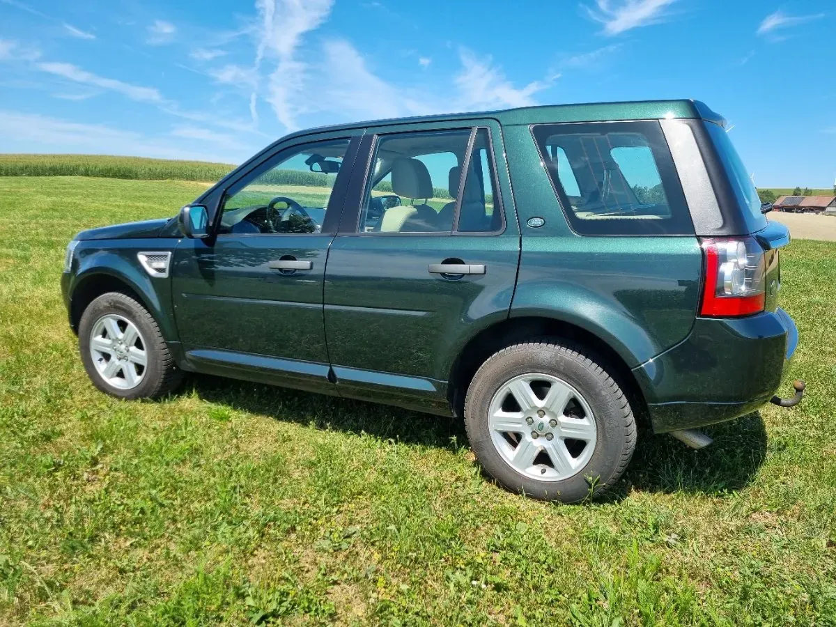 Land Rover Freelander 2012 photo 2
