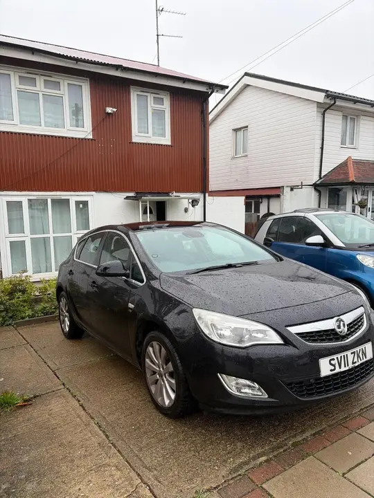 Vauxhall Astra 2011 photo 2