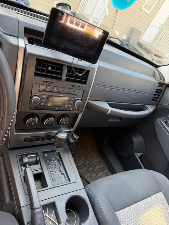 Jeep Liberty 2010 photo 3