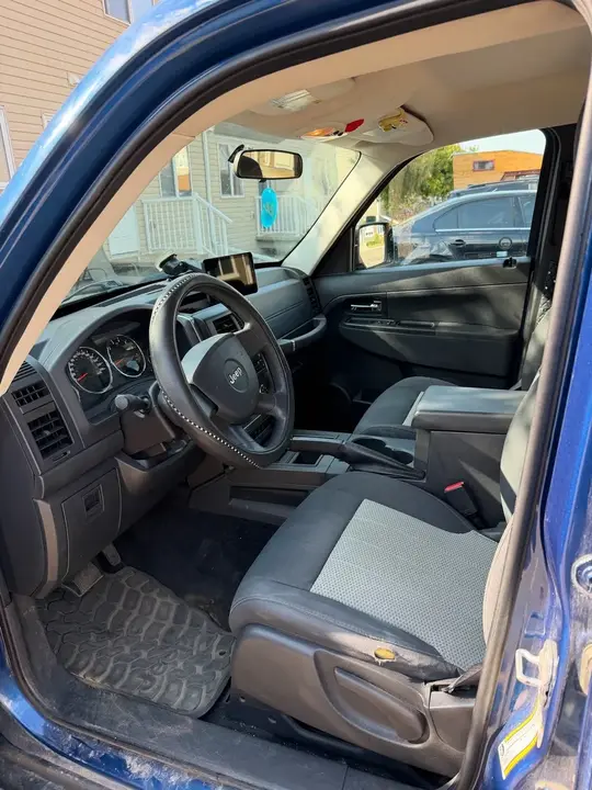 Jeep Liberty 2010 photo 2