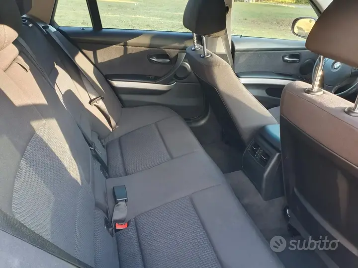 BMW 3 Series 2010 photo 2