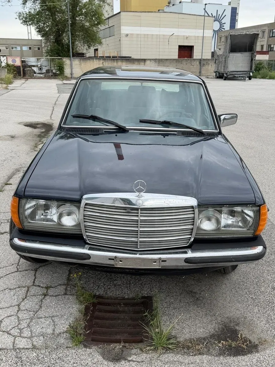Mercedes-Benz E-Class 1983 photo 3