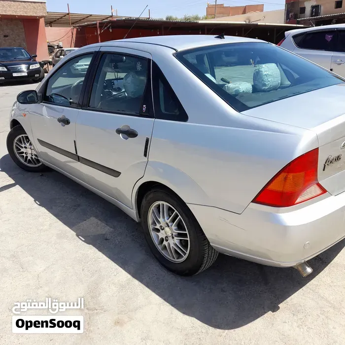 Ford Focus 2000 photo 2