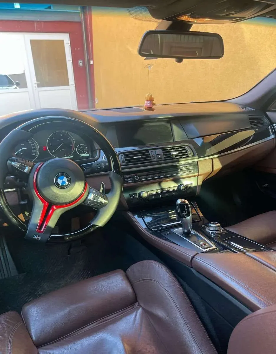 BMW 5 Series 2010 photo 2