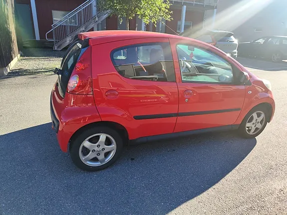 Peugeot 107 2008 photo 2