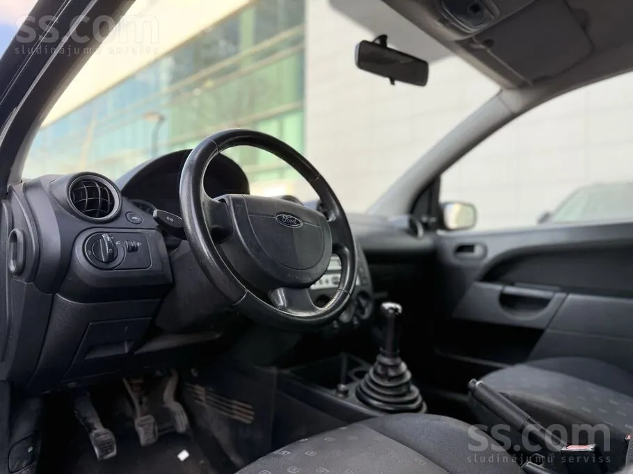 Ford Fiesta 2004 photo 2