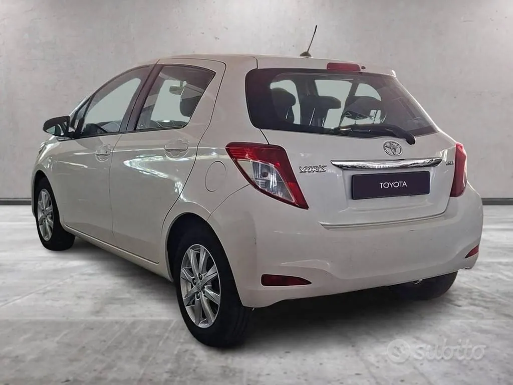 Toyota Yaris 2012 photo 2