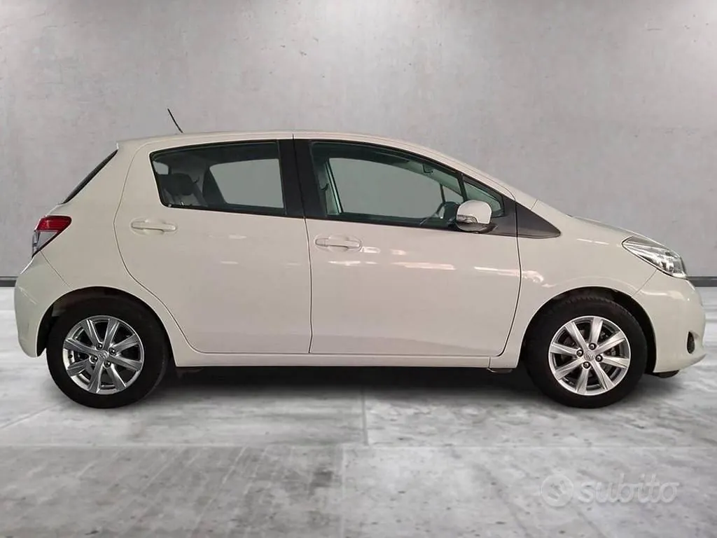 Toyota Yaris 2012 photo 3
