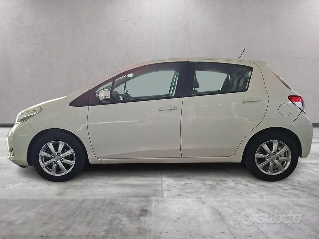 Toyota Yaris 2012 photo 4