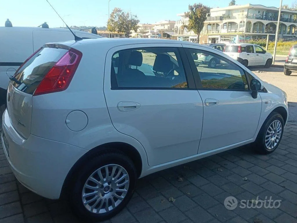 Fiat Grande Punto 2009 photo 4