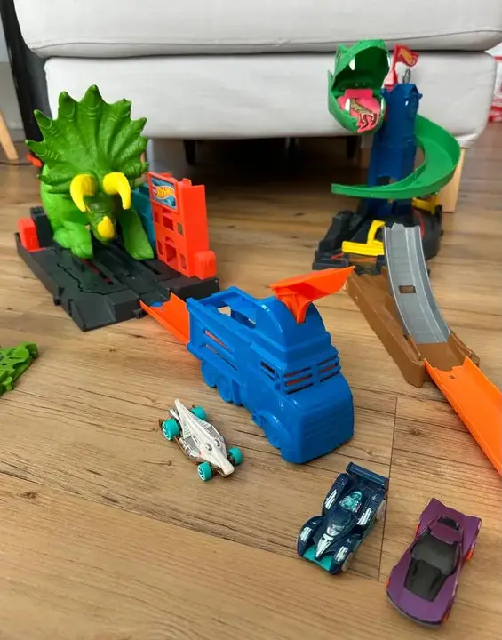 Hot Wheels Triceratops Cobra Track Set