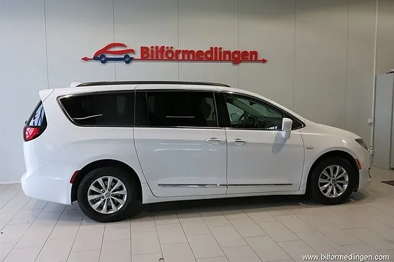 Chrysler Pacifica 2017 photo 2