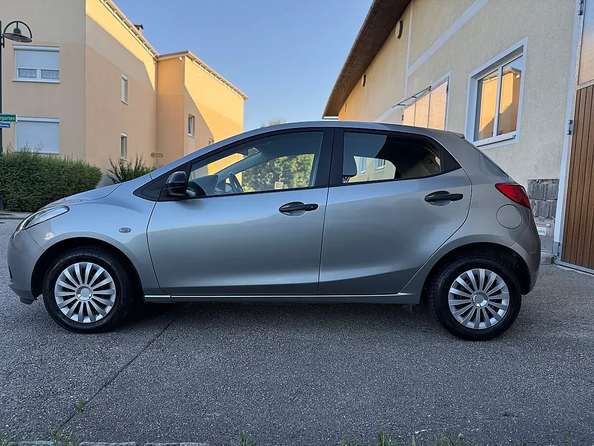 Mazda Mazda2 2009 photo 2