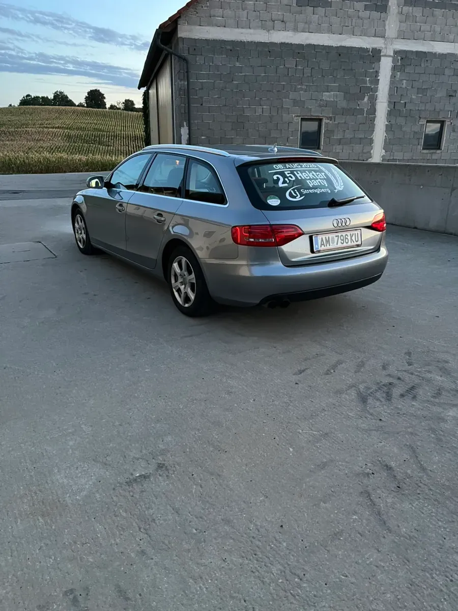 Audi A4 2011 photo 2
