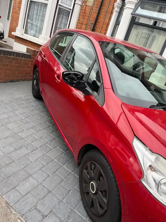 Peugeot 208 2013 photo 3