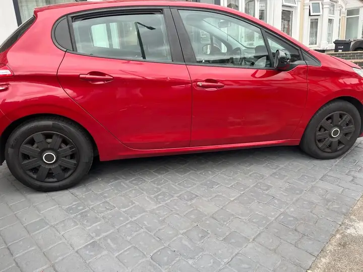 Peugeot 208 2013 photo 2