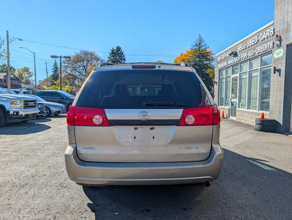 Toyota Sienna 2010 photo 4