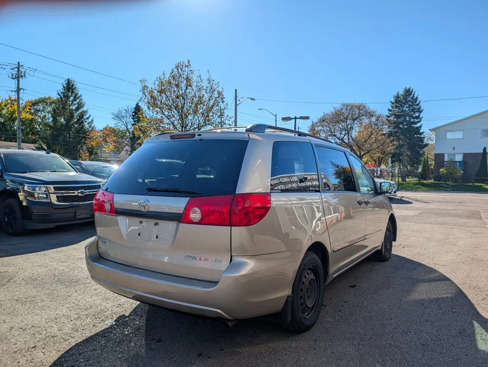 Toyota Sienna 2010 photo 5