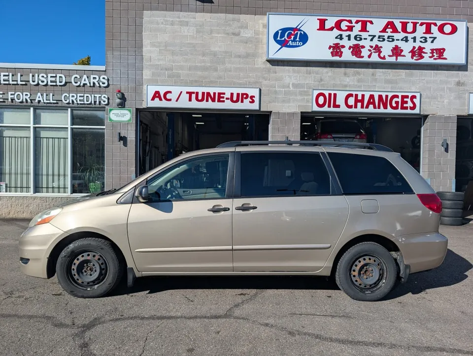 Toyota Sienna 2010 photo 2